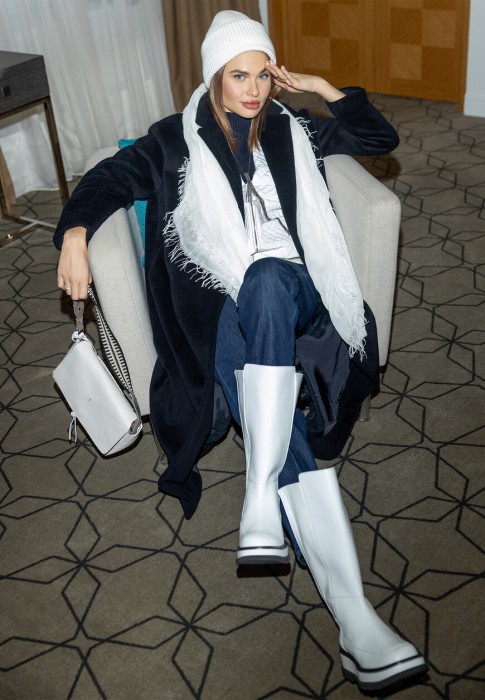 Товар белого цвета с внутренней стороны