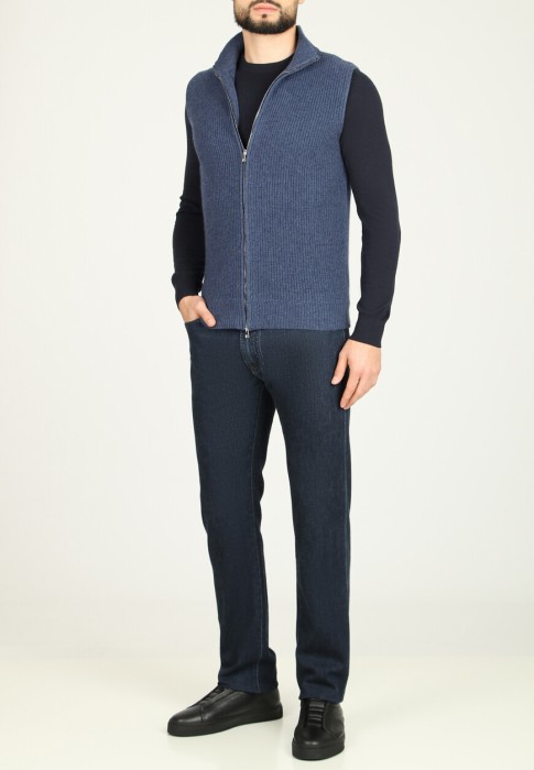 жилет  по цене 110915 руб вид справа