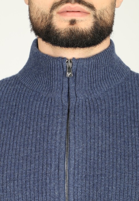 Товар синего цвета с внутренней стороны