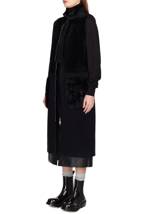 Товар черного цвета с внутренней стороны