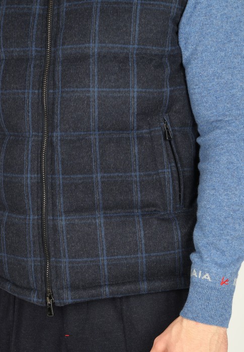 жилет  повседневного стиля с лицевой стороны