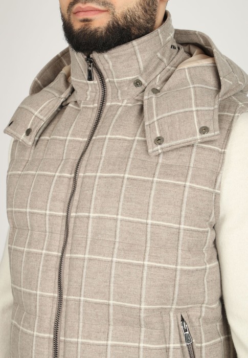 Товар бежевого цвета с внутренней стороны