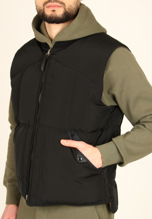 Товар черного цвета с внутренней стороны