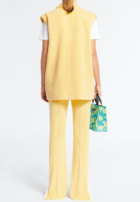 Товар бежевого цвета с внутренней стороны