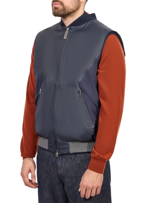 Товар синего цвета с внутренней стороны