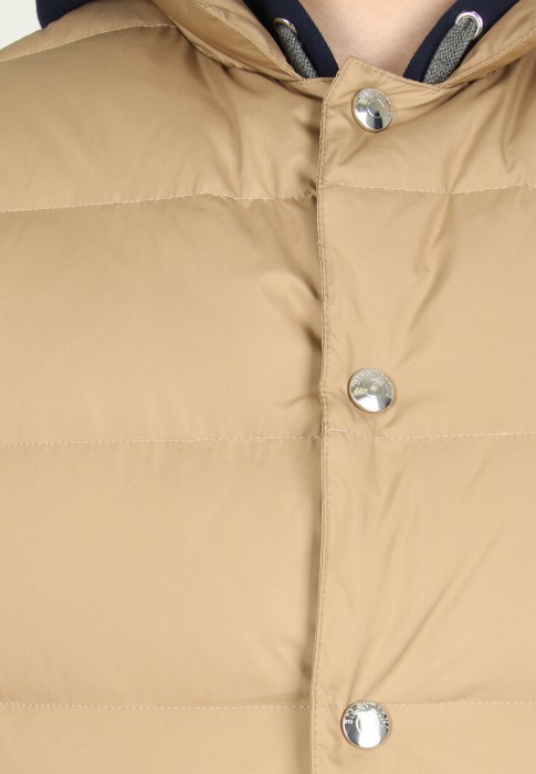 Товар бежевого цвета с внутренней стороны