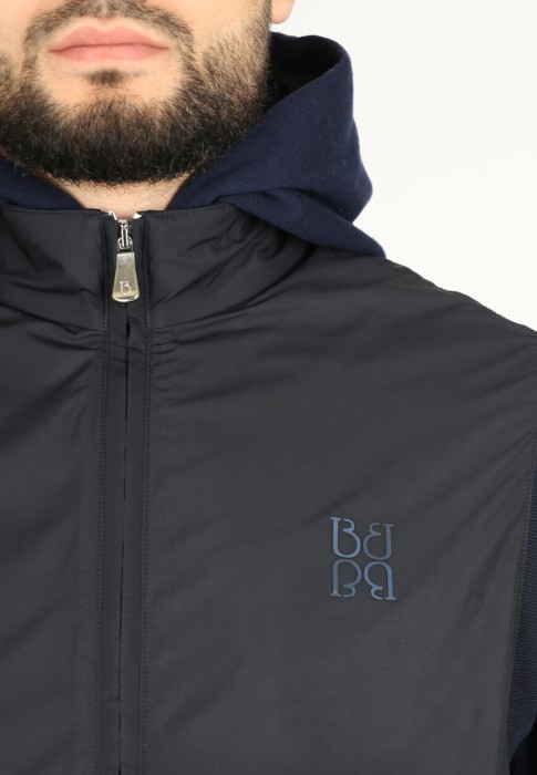 Товар черного цвета с внутренней стороны