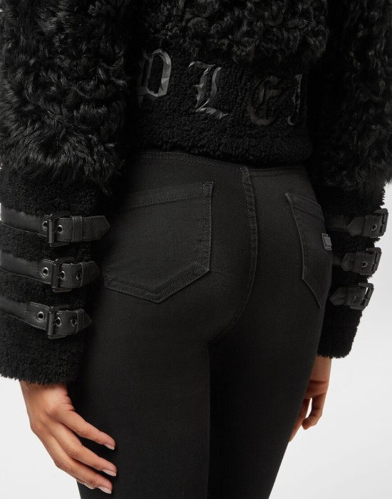 Товар черного цвета с внутренней стороны