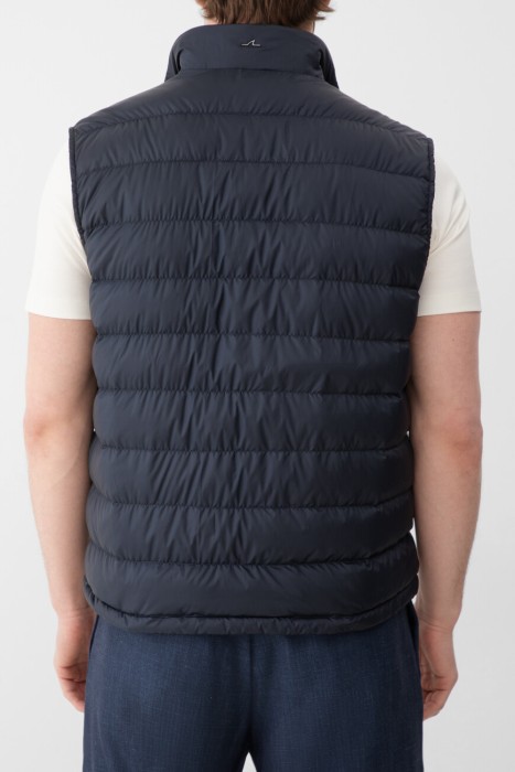 жилет  по цене 118000 руб вид справа