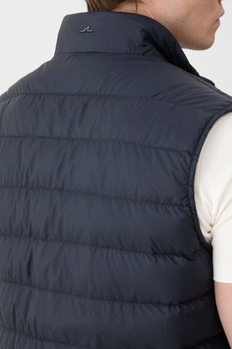 жилет  из полиэстера спереди