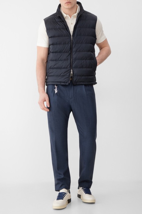 жилет  универсального стиля с лицевой стороны