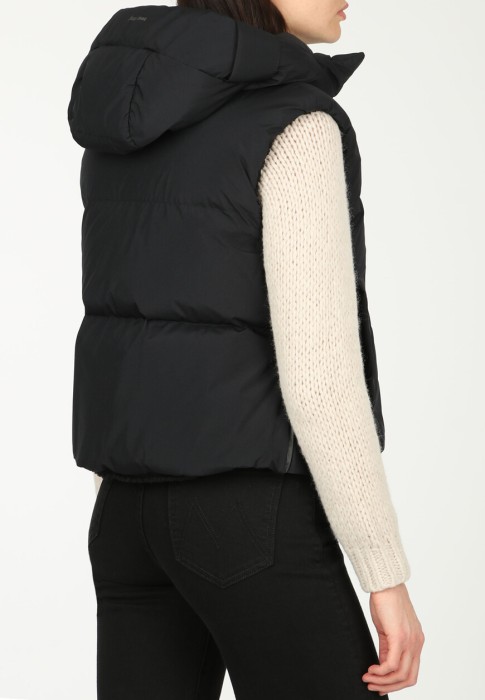 Товар черного цвета с внутренней стороны