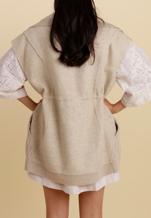 Товар бежевого цвета с внутренней стороны