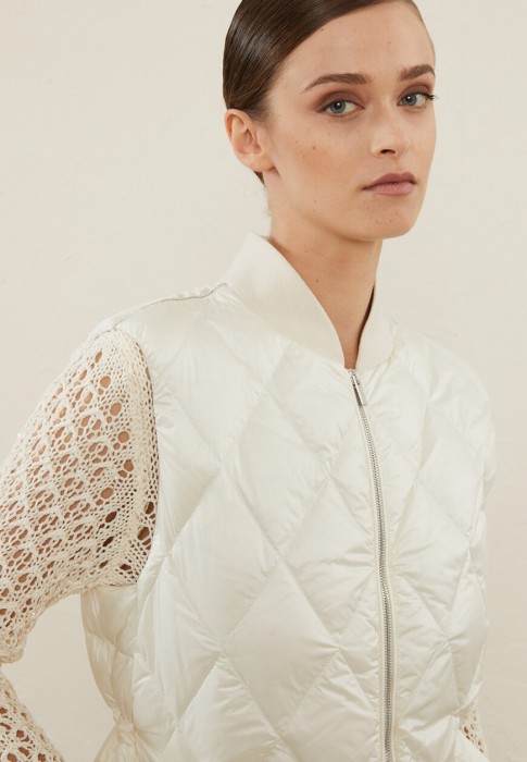 Товар белого цвета с внутренней стороны