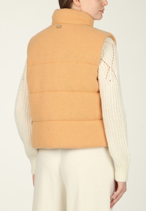 Товар коричневого цвета с внутренней стороны