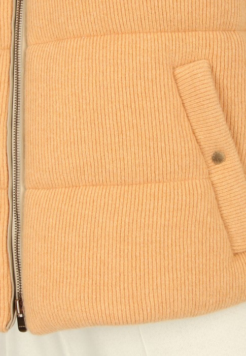 жилет  универсального стиля с лицевой стороны