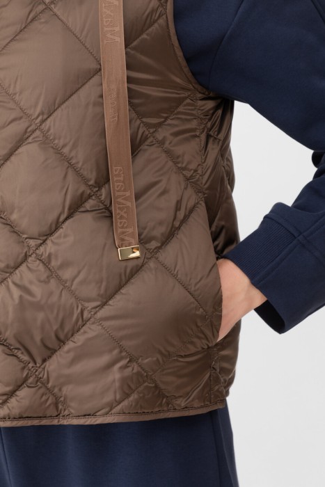 Товар коричневого цвета с внутренней стороны