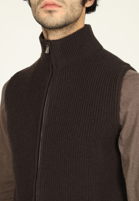 Товар коричневого цвета с внутренней стороны