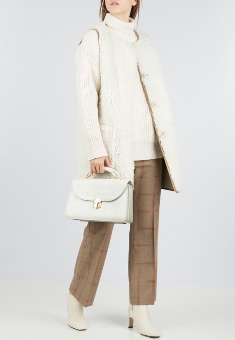 Товар белого цвета с внутренней стороны