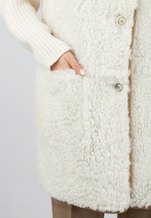 жилет  универсального стиля с лицевой стороны