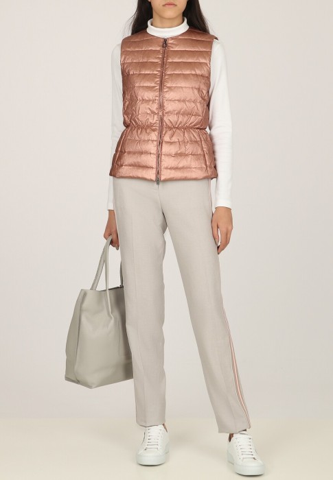 жилет  по цене 56525 руб вид справа