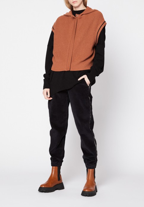 жилет  по цене 56525 руб вид справа