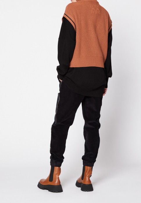 Товар коричневого цвета с внутренней стороны