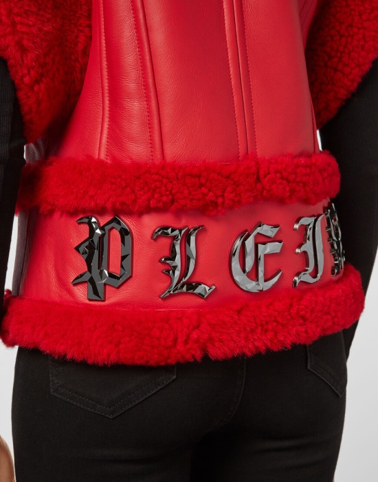 Товар красного цвета с внутренней стороны