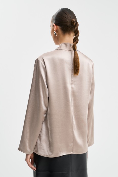 атласная блузка по цене 1390 руб вид справа