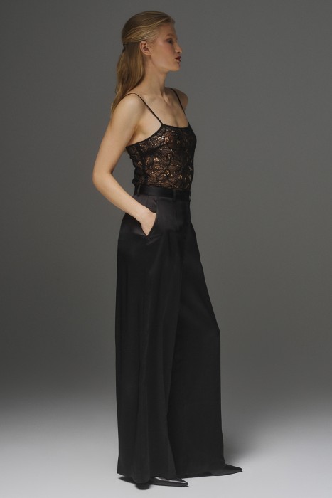 атласные брюки из россии вид сбоку