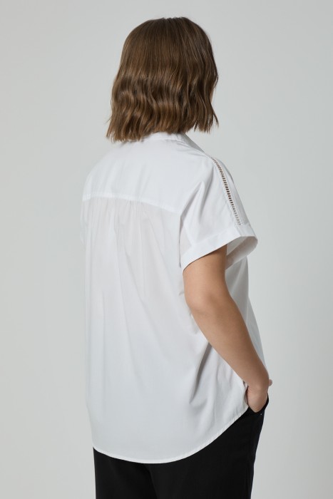 белая блузка по цене 2090 руб вид справа