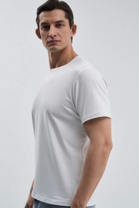 белая футболка от бренда снежная королева вид слева