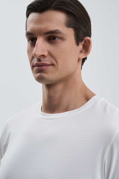 белая футболка по цене 630 руб вид справа