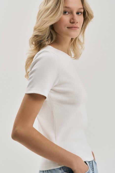 белая футболка от бренда снежная королева вид слева