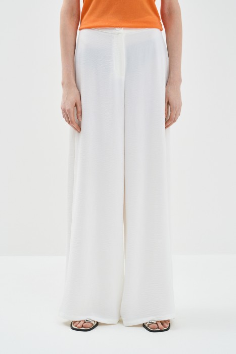 белые брюки по цене 1620 руб вид справа