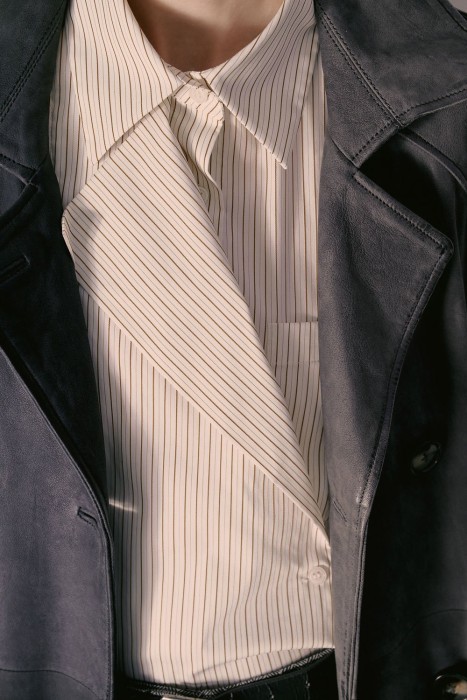 блузка с асимметричной застежкой от бренда снежная королева вид слева