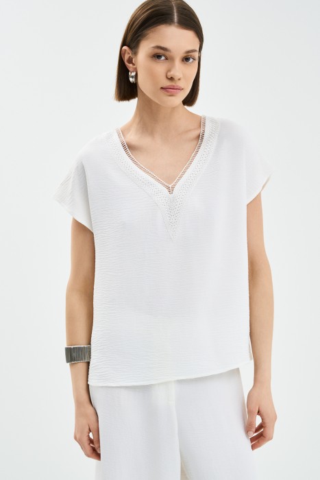 блузка с ажурной отделкой от бренда снежная королева вид слева