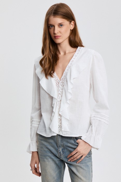 блузка с кружевной отделкой от бренда снежная королева вид слева