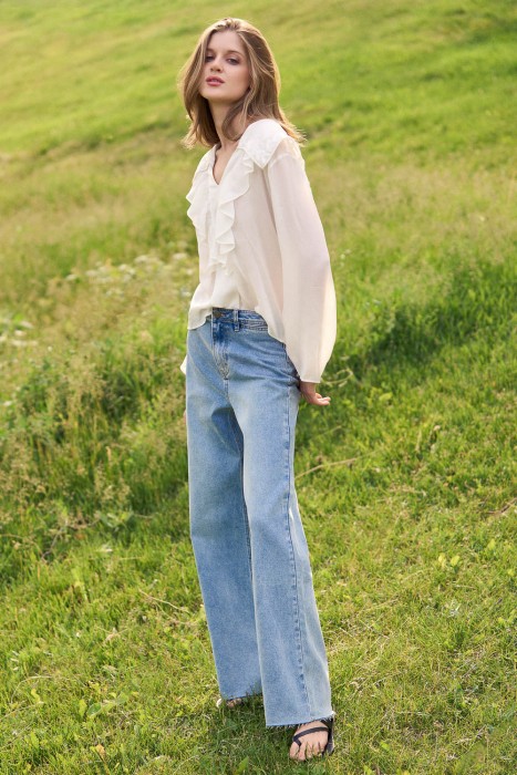 блузка с оборками от бренда снежная королева вид слева