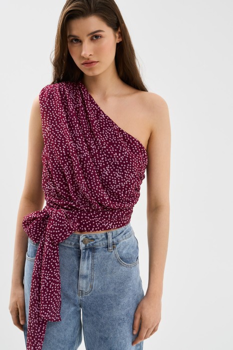 блузка с открытым плечом от бренда снежная королева вид слева