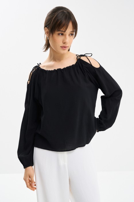 блузка с открытыми плечами от бренда снежная королева вид слева