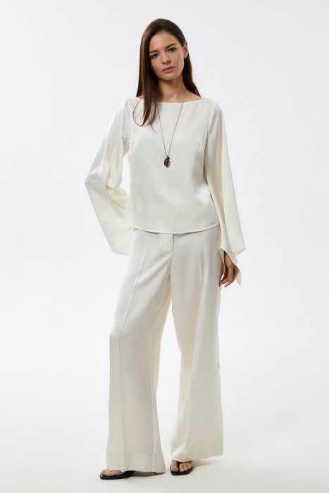 блузка с рукавами-клеш от бренда снежная королева вид слева