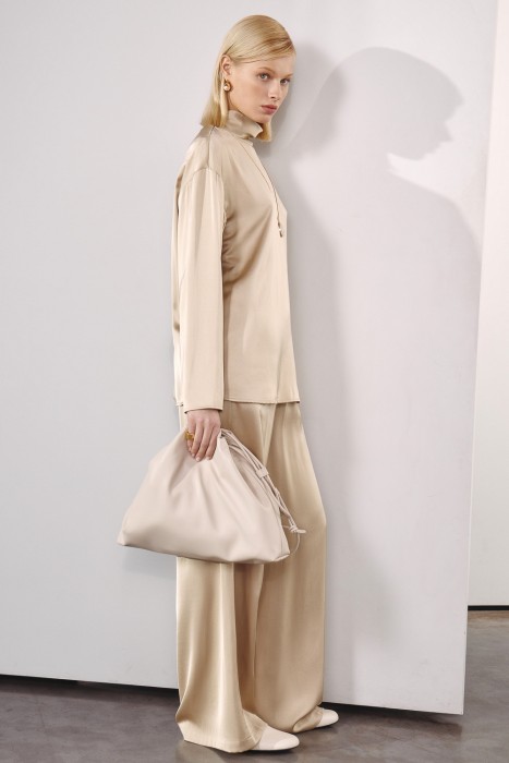 блузка с воротником-стойкой от бренда снежная королева вид слева