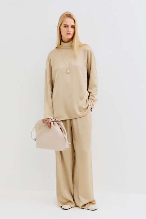 блузка с воротником-стойкой по цене 1940 руб вид справа