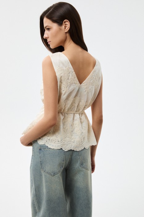 блузка с вышивкой из россии вид сбоку