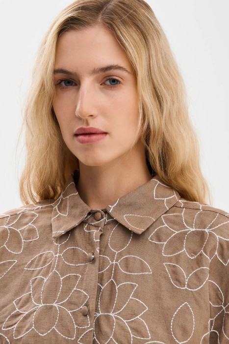 блузка с вышивкой от бренда снежная королева вид слева