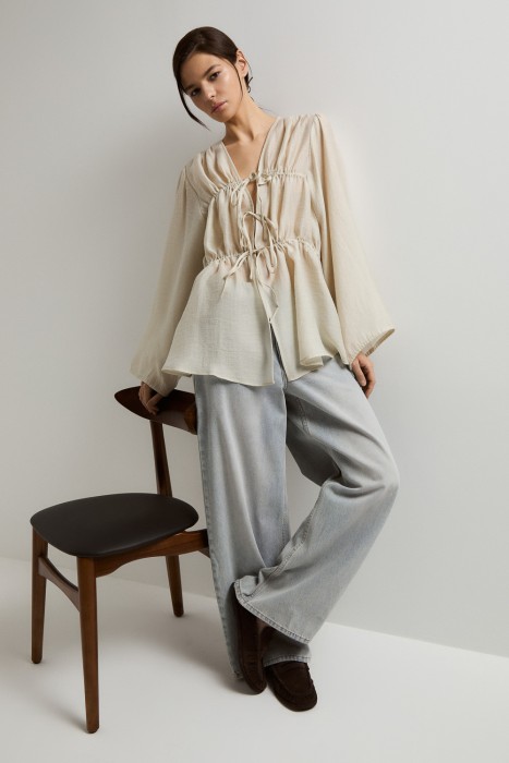 блузка с завязками от бренда снежная королева вид слева