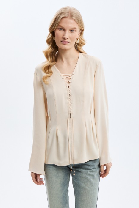 блузка со шнуровкой из россии вид сбоку