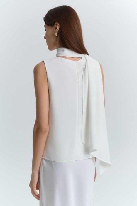 блузка  по цене 2030 руб вид справа