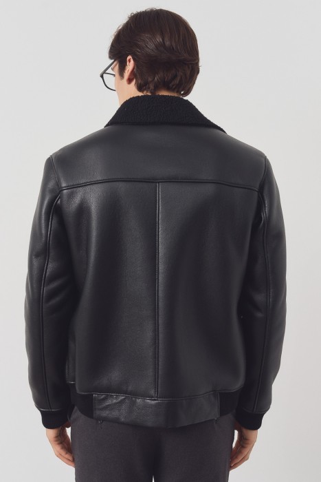 бомбер из искусственной кожи по цене 7330 руб вид справа